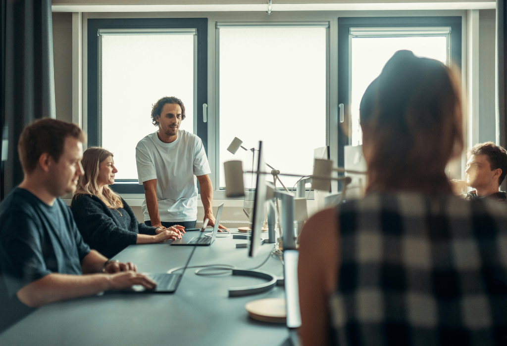 Less Managers, more builders – jak zmieniają się struktury zespołów IT w Polsce?